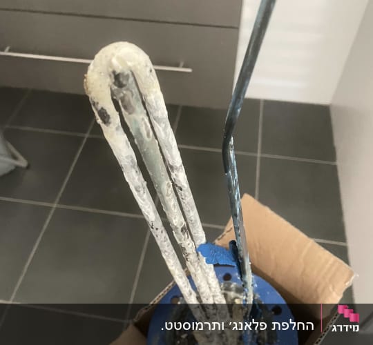 גוף חימום עם קורוזיה בתוך קופסה
